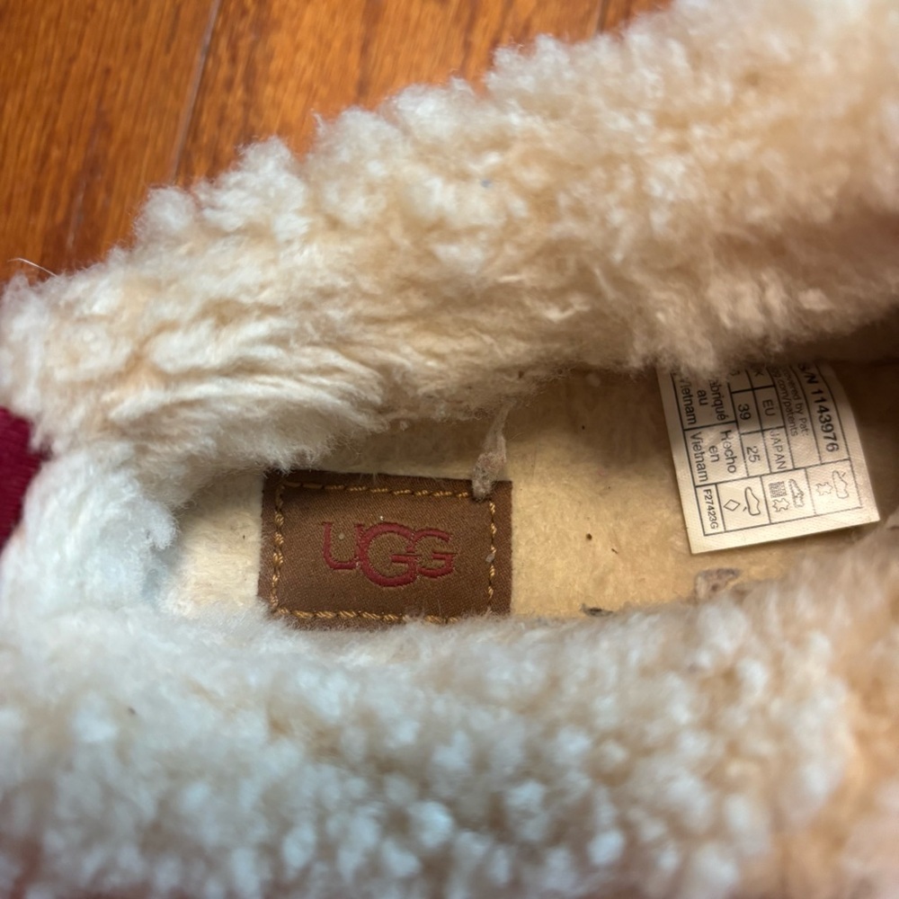 Size 8 Ugg Cream Shearling
Clogs - Picture 3 of 6